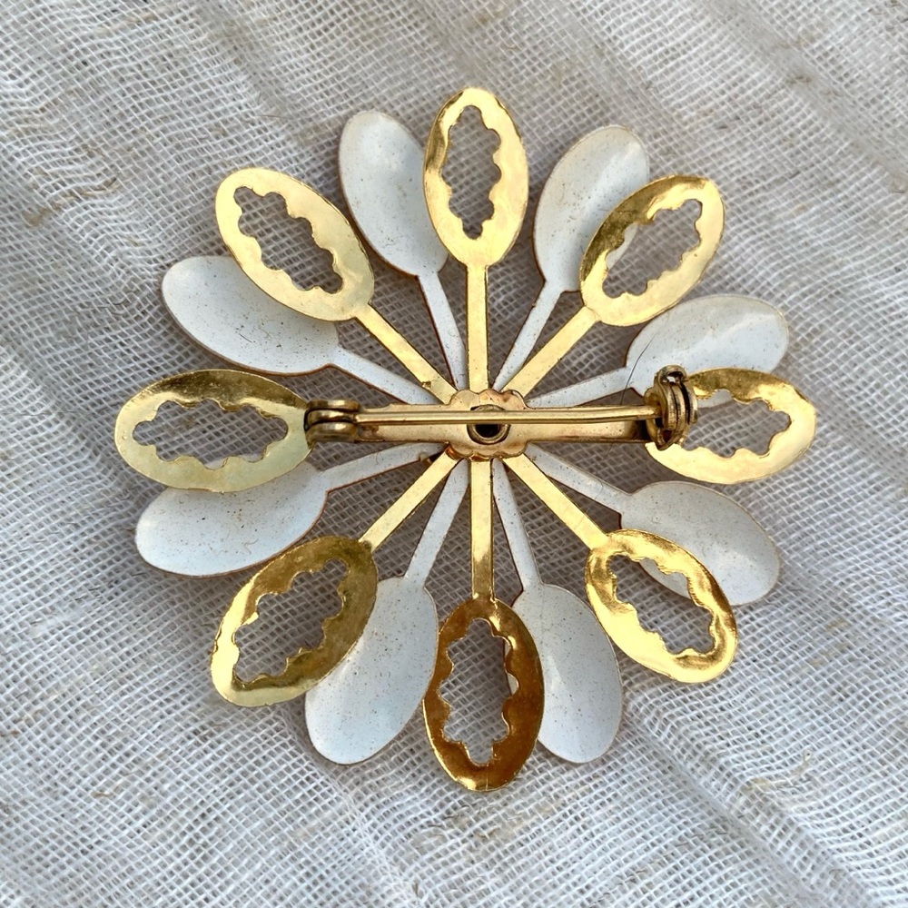 Vintage Enamel Flower Brooch Goldtone Caramel Brown Pinwheel - Picture 2 of 3